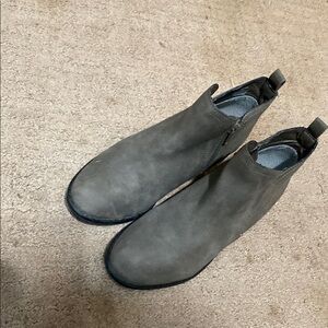 American Rag Size 6M Gray Chukka Boots with Suede Finish Minimalist Office